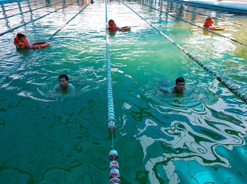 Quan tâm huấn luyện bơi cho chiến sĩ mới 

